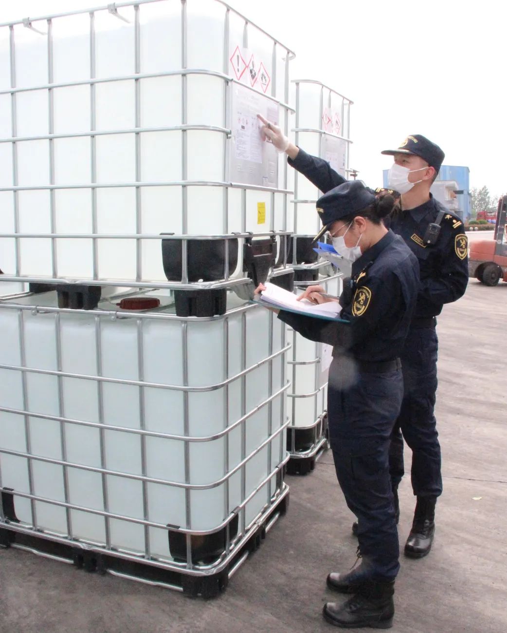 中港<a href='http://m.jnjinpai.cn' title='危險品貨運' >危險品貨運</a>